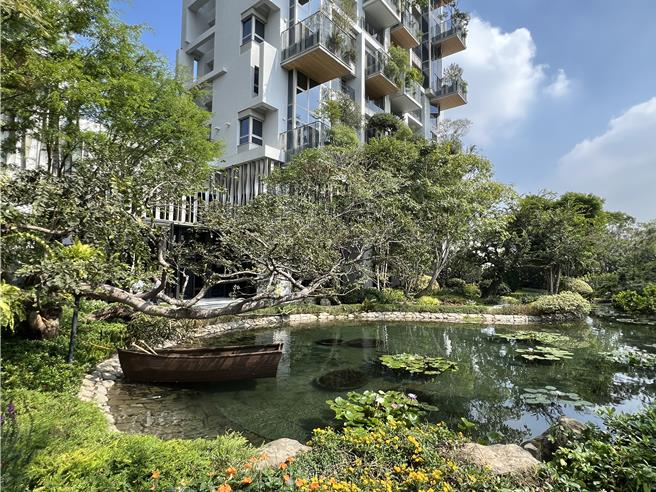 「精锐Garden One」基地面积近2000坪，花园即占了1500坪，内部规画落瀑水景及湖泊等。（林欣仪摄）