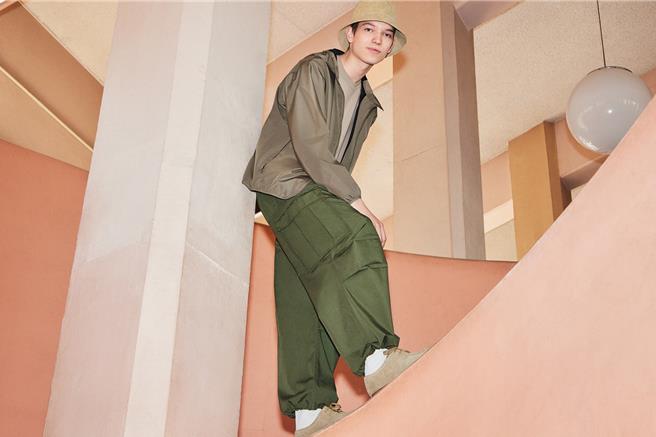 GU 11 . 11狂欢祭期间，「男装超宽版工作裤」祭出890元优惠价。（GU提供／朱世凯台北传真）