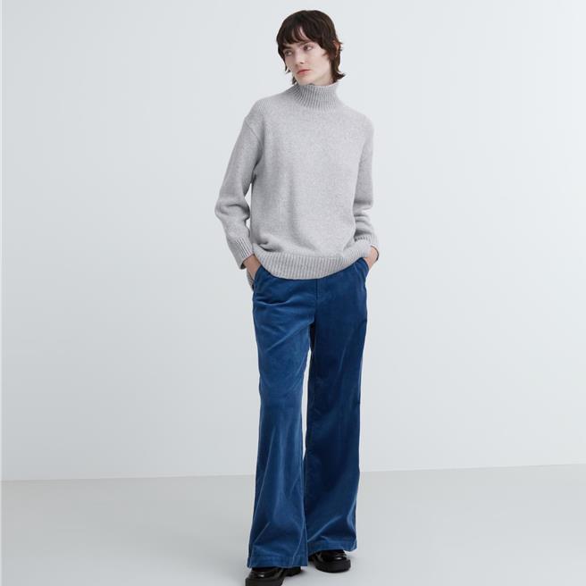 11月3日至11月9日，UNIQLO：C联名系列「女装 中高领柔软针织衫(长袖)」原价1290元、双11网路商店独家优惠价990元。（UNIQLO提供／朱世凯台北传真）