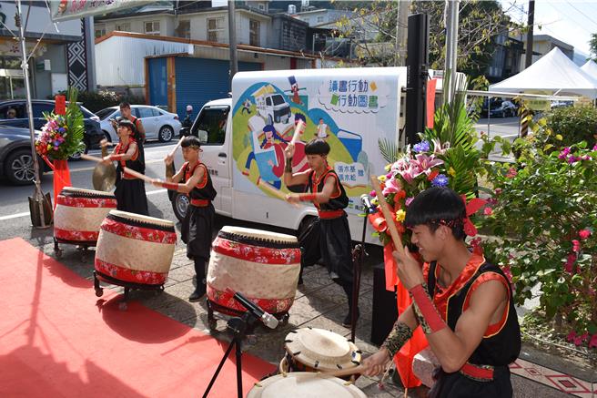 南庄乡立图书馆获赠行动图书车，南庄翔飞战鼓团表演。（谢明俊摄）