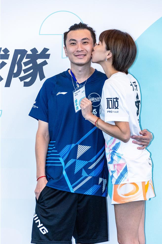 周宜霈（大牙）与老公阿廖师一起举办「大牙夫妻忧败杯羽球赛」。（罗永铭摄）