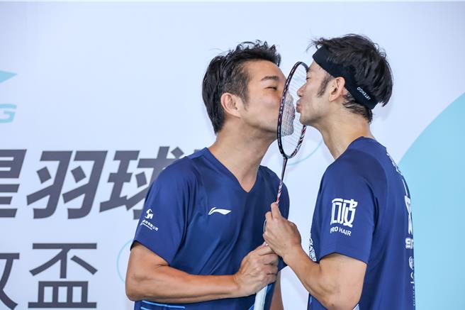 在BL剧饰演CP的谢承均、亮哲搞笑隔着球拍玩亲亲。（罗永铭摄）