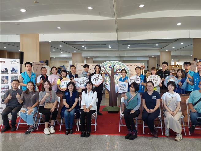 眾人合影留念。（苗栗縣政府提供／李京昇苗栗傳真）