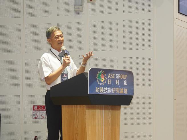 國立成功大學智慧半導體及永續製造學院許渭州執行副院長與現場貴賓進行分享（圖片來源：日月光提供）
