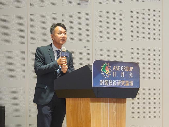 國立中山大學工學院郭振坤副院長致詞與半導體學員學生進行分享（圖片來源：日月光提供）
