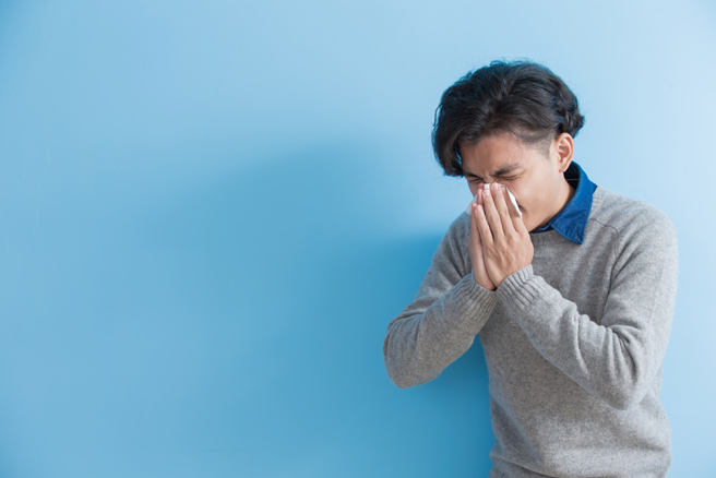 許多人想打噴嚏時，考量禮貌與衛生，在公共場所會用手摀住口鼻，甚至直接憋住噴嚏，但此舉可能構成對健康極大的傷害。(示意圖/ Shutterstock )
