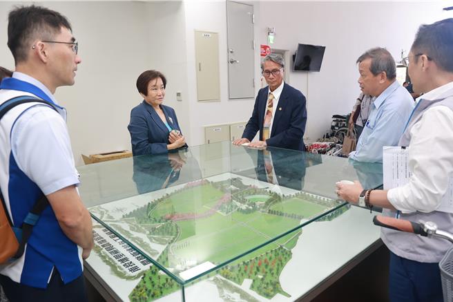 监察委员纪惠容（左2）、鸿义章（左3）10月31日了解庐山温泉业者迁建埔里镇福兴温泉的进度。（南投县政府提供／杨静茹南投传真）