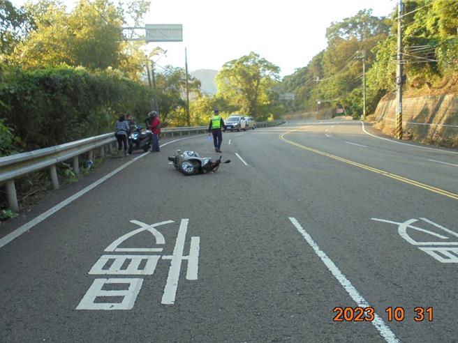 台三線獅潭段騎士疑似酒駕  自撞護欄送醫後不治。（讀者提供／謝明俊苗栗傳真）