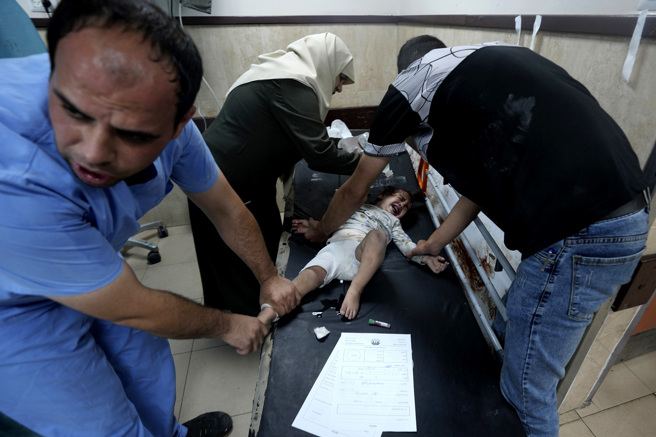 圖為受傷的巴勒斯坦孩童在加薩中部艾格撒醫院（al-Aqsa Hospital）接受治療。（圖／美聯社）