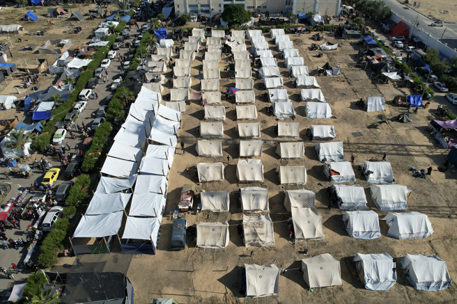 圖為聯合國在加薩走廊南部甘尤尼斯地區（Khan Younis）為巴勒斯坦民眾建立的臨時帳篷營。（圖／美聯社）