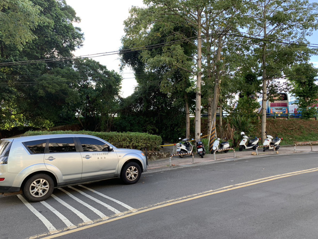 警方在現場圍上封鎖線進行採證。（黃仲瑜翻攝）