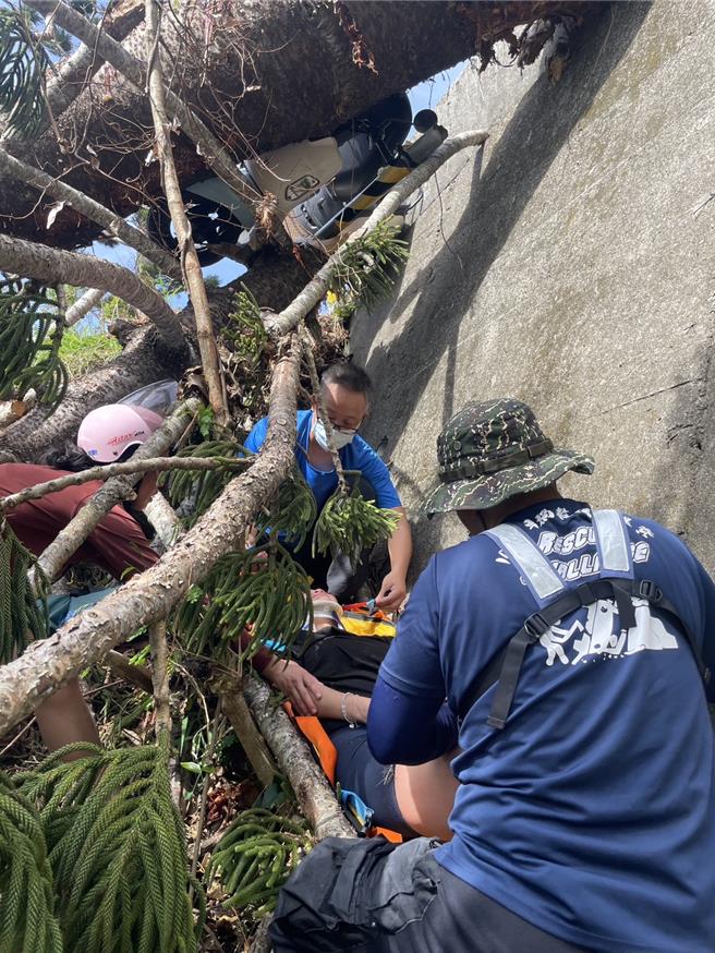 2外籍游客骑机车游恒春不慎出车祸，所幸女骑士滑出边坡时，因被颱风扫倒的树干挡住而未有大碍，2名外籍游客都只受轻伤，酒测值都为零。（屏东消防局提供／谢佳潾屏东传真）