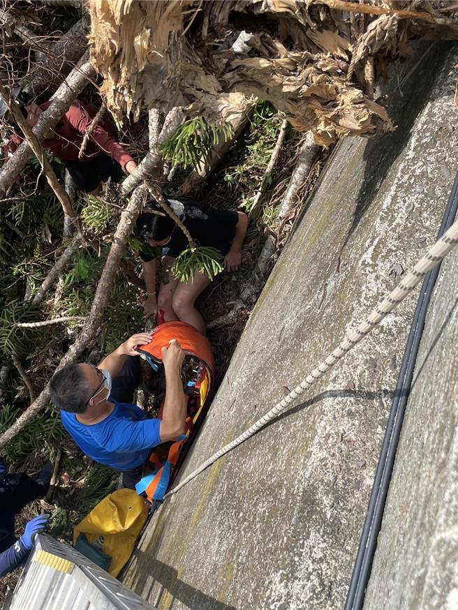 2外籍游客骑机车游恒春不慎出车祸，所幸女骑士滑出边坡时，因被颱风扫倒的树干挡住而未有大碍，2名外籍游客都只受轻伤，酒测值都为零。（屏东消防局提供／谢佳潾屏东传真）