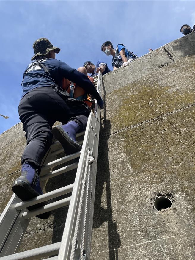 2外籍游客骑机车游恒春不慎出车祸，所幸女骑士滑出边坡时，因被颱风扫倒的树干挡住而未有大碍，2名外籍游客都只受轻伤，酒测值都为零。（屏东消防局提供／谢佳潾屏东传真）
