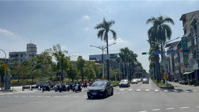 科技执法难防车祸事故，屏东警方决定，屏市中正胜利路口改时相分流。(警方提供)