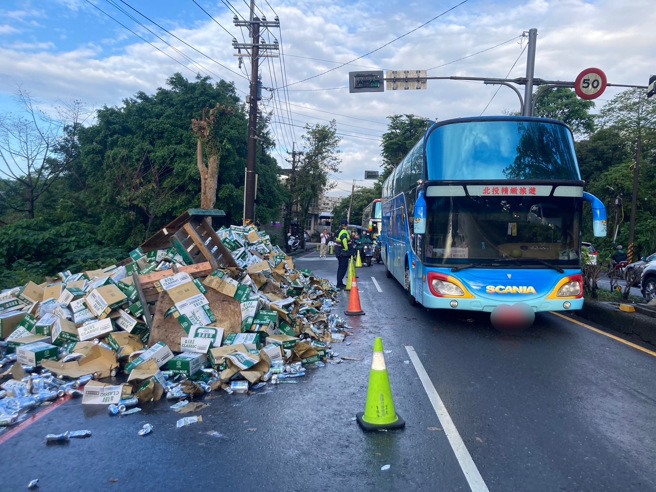畫面曝光！基隆幹道清晨「500箱啤酒」散滿地阻車流，通勤族崩潰。(警方提供)

