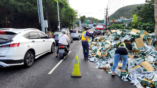 畫面曝光！基隆幹道清晨「500箱啤酒」散滿地阻車流，通勤族崩潰。(警方提供)
