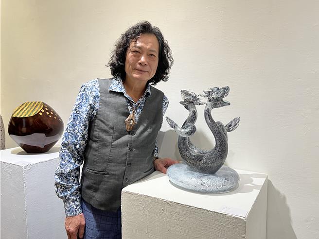 玻璃工藝家林瑤農展出的作品《飛天龍如意》。（王惠慧攝）