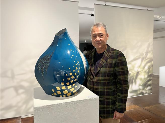 漆工藝家彭坤炎展出的《碧海藍天》。（王惠慧攝）