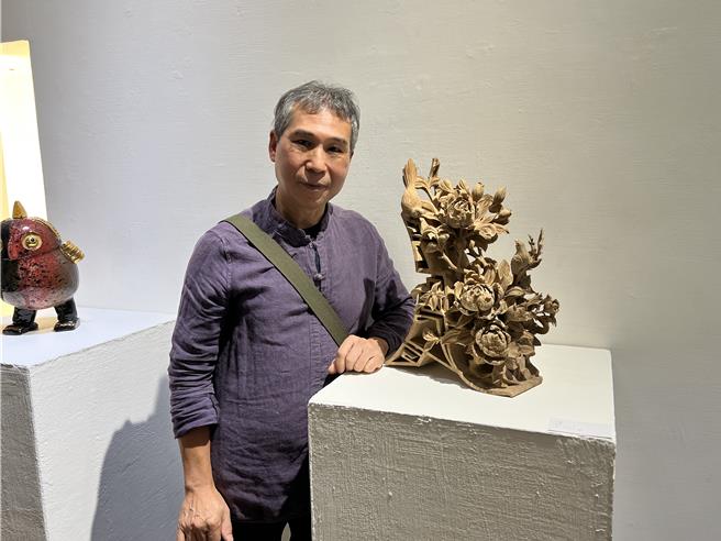 木雕工藝家蔡楊吉展出的作品《芍藥》。（王惠慧攝）