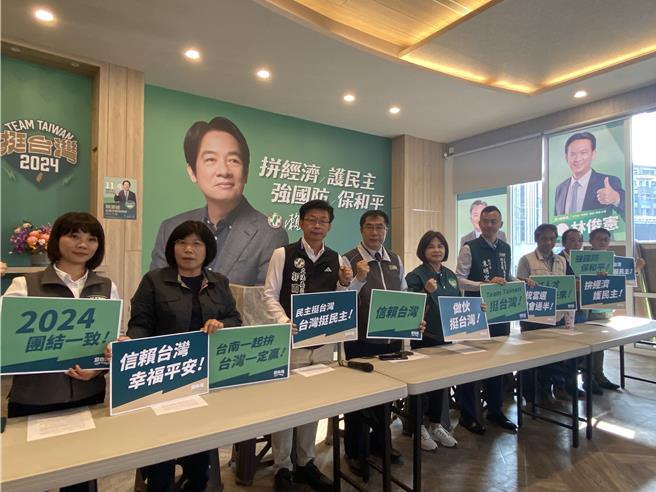 担任赖清德台南竞总主委的台南市长黄伟哲(左四)，1日下午与立委郭国文(左三)、立委赖惠员(左五)一起开箱竞总，喊出信赖台湾、幸福平安等口号。(曹婷婷摄)