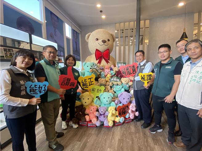 黄伟哲(右四)1日开箱赖清德竞选总部，与总部陈设的泰迪熊娃偶们合影。(曹婷婷摄)