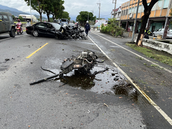 27岁何姓男子驾驶宾士车行经三星路一段时自撞路树，因撞击力道猛烈，引擎室爆开、车头几乎全毁。（图／警方提供）