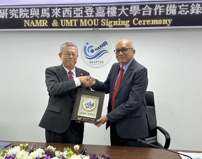 海洋委员会国家海洋研究院长陈建宏（左）与登嘉楼大学校长Prof. Dato’Dr. Mazlan Abd Ghaffar（右）1日签署合作研究备忘录。（国海院提供／林瑞益高雄传真）