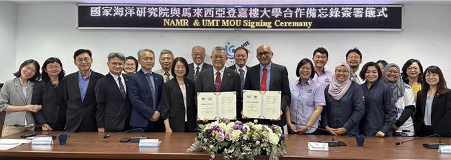 海洋委员会国家海洋研究院长陈建宏（前左七）与登嘉楼大学校长Prof. Dato’Dr. Mazlan Abd Ghaffar（前右六）1日签署合作研究备忘录，与会人士合影。（国海院提供／林瑞益高雄传真）