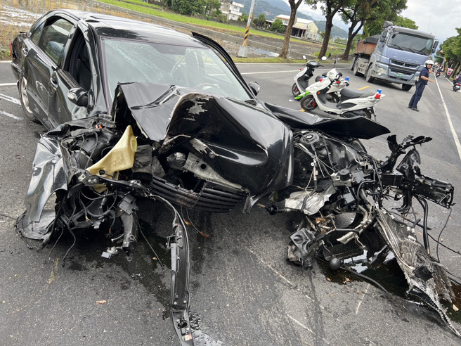 27岁何姓男子驾驶宾士车行经三星路一段时自撞路树，因撞击力道猛烈，引擎室爆开、车头几乎全毁。（图／警方提供）