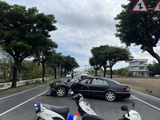 27岁何姓男子驾驶宾士车行经三星路一段时自撞路树，因撞击力道猛烈，引擎室爆开、车头几乎全毁。（图／警方提供）