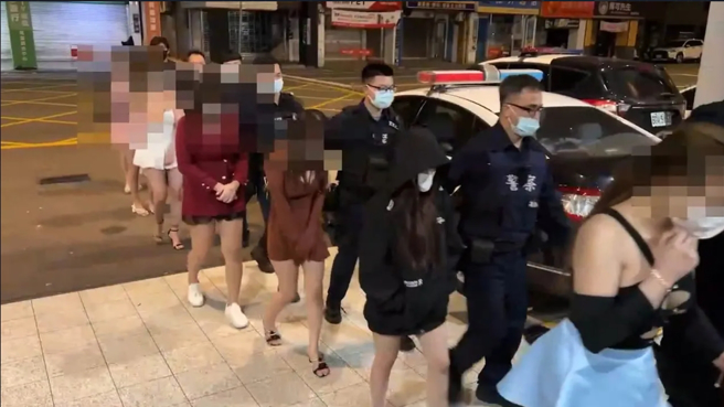 警方将人全数带回侦办。（警方提供）