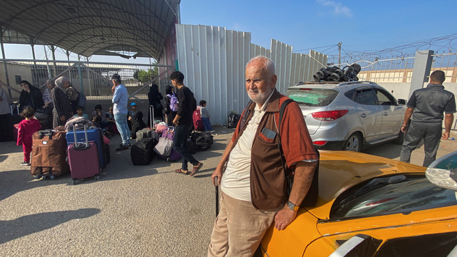 不少外籍护照持有人1日在加萨走廊南端的拉法关口等待通关进入埃及，躲避战火。（路透）