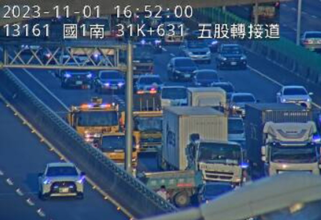 小貨車被貨櫃車從後方撞擊，小貨車駕駛受困車上。（翻攝國道1968）