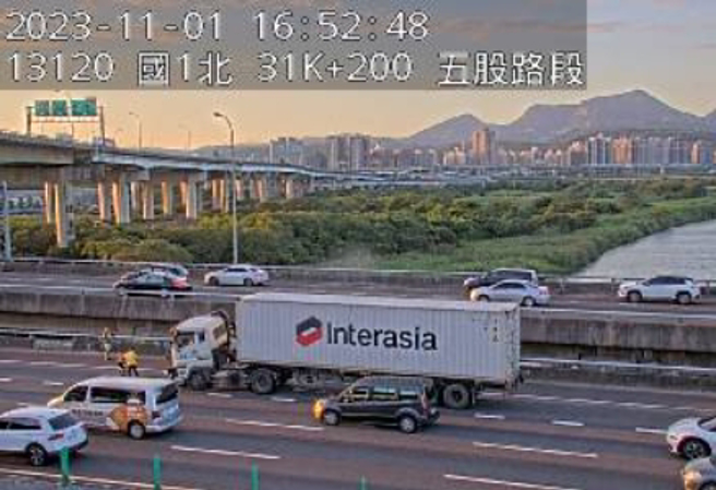 小貨車被貨櫃車從後方撞擊，小貨車駕駛受困車上。（翻攝國道1968）