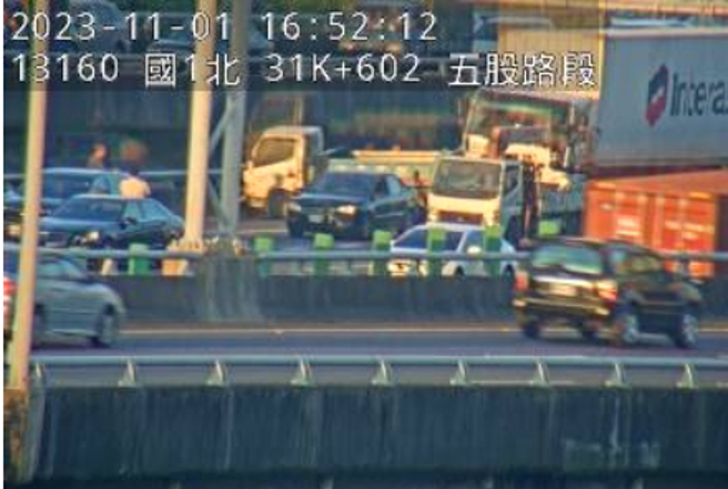 小貨車被貨櫃車從後方撞擊，小貨車駕駛受困車上。（翻攝國道1968）