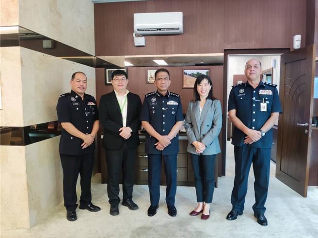 驻马来西亚联络官与马国警方合作，破获假检警诈骗机房。（翻摄照片／林郁平台北传真）