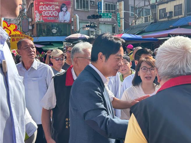 2023年11月1日新北市／赖清德1日至芦洲涌莲寺参拜时，看见民眾抱着小孩便与民眾寒暄，民眾笑问赖清德孙子多大了，是否经常看见孙子，赖清德表示，我孙子3岁，现在在台湾。（刘玮晴摄）