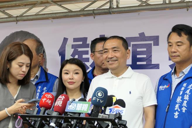 行政院长陈建仁说核电是绿电，侯友宜（右二）表示「跟着我的脚步走不错！赖清德要出来说清楚」。（张朝欣摄）