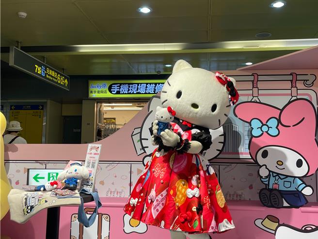 台北捷运与三丽鸥股份有限公司携手合作，陆续推出66种联名商品，包括悠游卡、文件夹、绒毛娃娃及吊饰等。（刘彦宜摄）