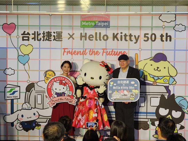 三丽鸥台湾区总经理李明勋、HELLO KITTY和北捷董事长赵绍廉合照，庆祝HELLO KITTY生日。（刘彦宜摄）