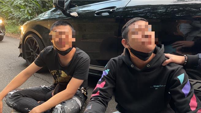 警方在新店攔截逮捕黃姓、林姓男子，從車內起獲長短BB槍、開山刀及球棒。（警方提供）