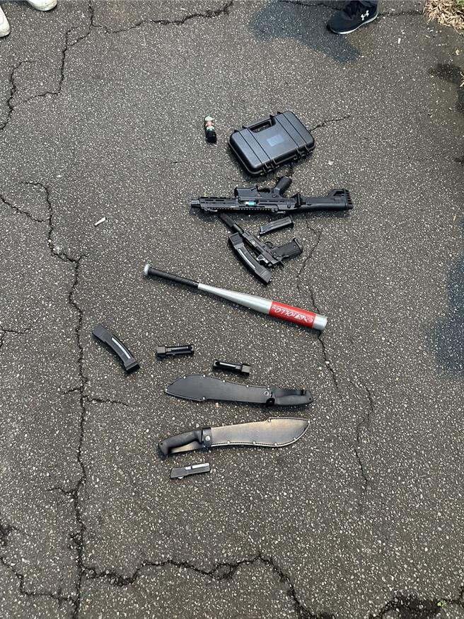 警方在新店攔截逮捕黃姓、林姓男子，從車內起獲長短BB槍、開山刀及球棒。（警方提供）