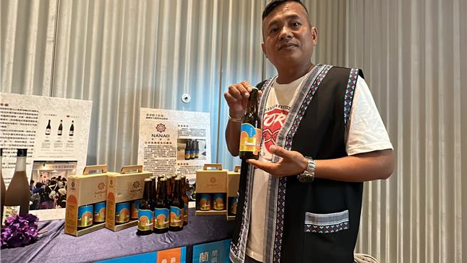 蘭嶼「拿拿悟工坊」業者周萬成開發蘭嶼原生種酸橙，研發出在地特色伴手禮蘭嶼酸橙精釀啤酒，更以「在地限定販售」吸引遊客到當地才能購買。（蔡旻妤攝） 