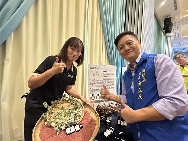 台東屋法露工坊開發海埔姜萬用膏，業者多美（右）與台東縣府財經處長章正文（左）合照。（蔡旻妤攝）