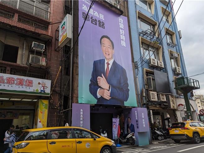 郭台銘基隆市連署總部1日上午遭基隆地檢署搜索。（張志康攝）