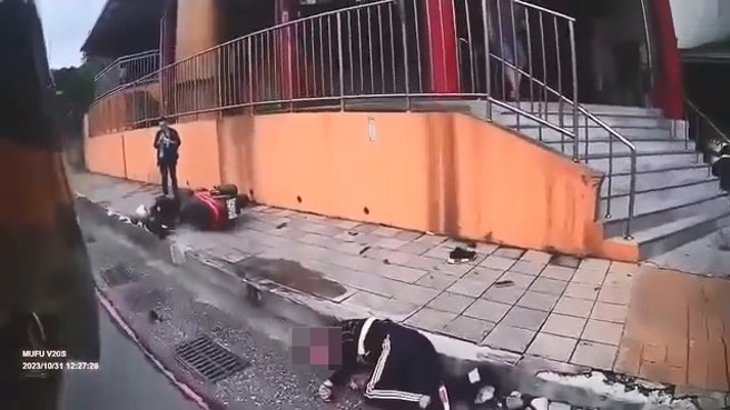 骑士在撞击后倒地，录下过程的骑士回头上前帮忙。（翻摄爆料公社二社）
