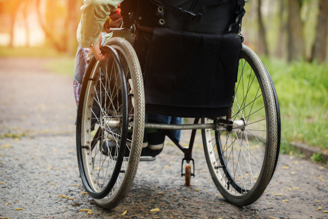 台中一名身障人士外出工作时，会将轮椅放置在自己的停车位中，去年开始却遭大楼管委会制止，引起网友讨论。（示意图／shutterstock）