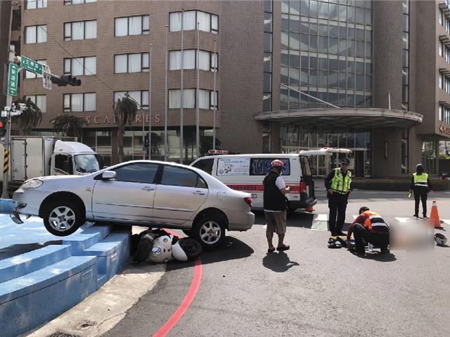 2023年11月1日澎湖县／马公市文学路与新店路岔路口1日发生车祸，汽车疑因机车卷入车底成跳板，而跨上50公分高的围墙动弹不得。（警方提供／许逸民澎湖传真）