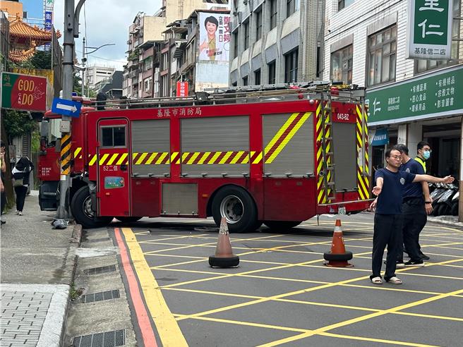 基隆市消防局信二分隊的消防車在1日上午執勤完畢準備返隊時，疑似倒車不慎未踩好煞車，導致車輛往前暴衝直接撞上電線桿，幸好無人受傷。（翻攝畫面／徐佑昇基隆傳真）
